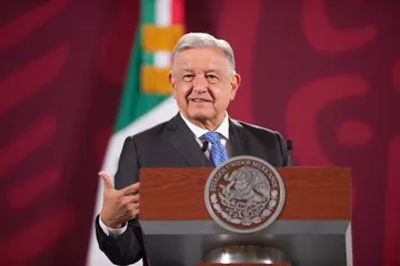 Felicita AMLO a Sheinbaum tras anuncio de próxima boda