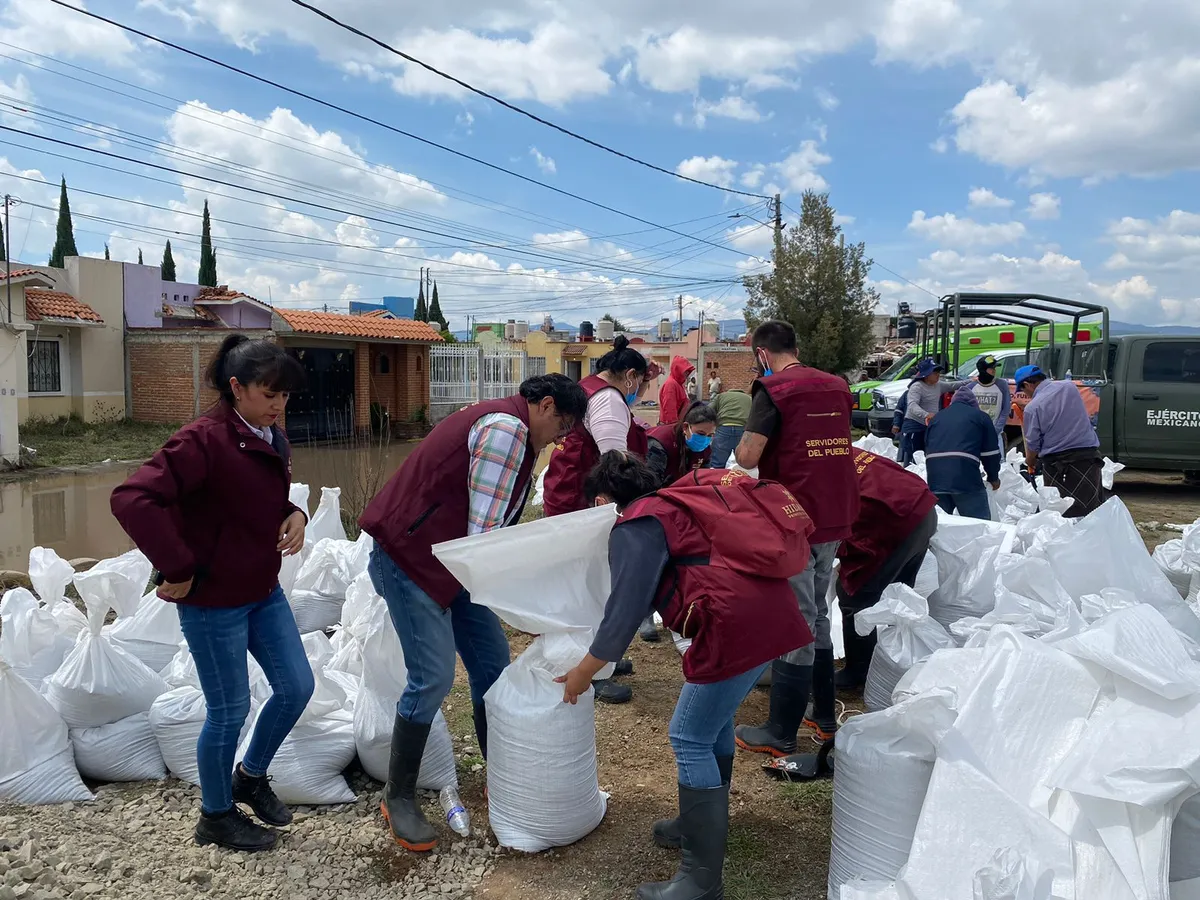 Tras inundaciones en Tuzos, despacho del Gobernador y Servidores del Pueblo colaboran en acciones de limpieza