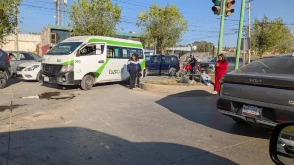 Choque entre Tuzobús y vehículo deja menor lesionado en Pachuca