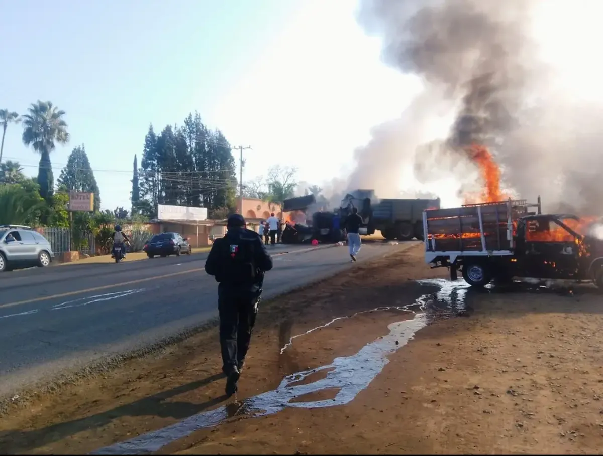 uerzas estatales y federales despliegan operativo tras jornada de enfrentamientos y cierres carreteros en dos estados.