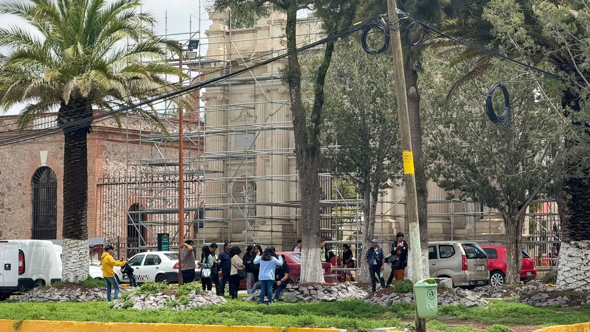 Familias de Pachuca recuerdan a sus padres fallecidos; vendedores reportan menos afluencia