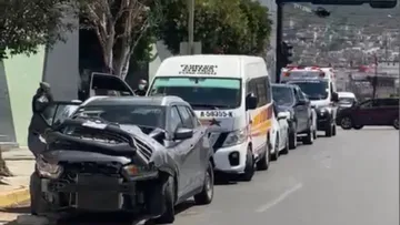 Accidente entre auto y Urvan en Río de las Avenidas.