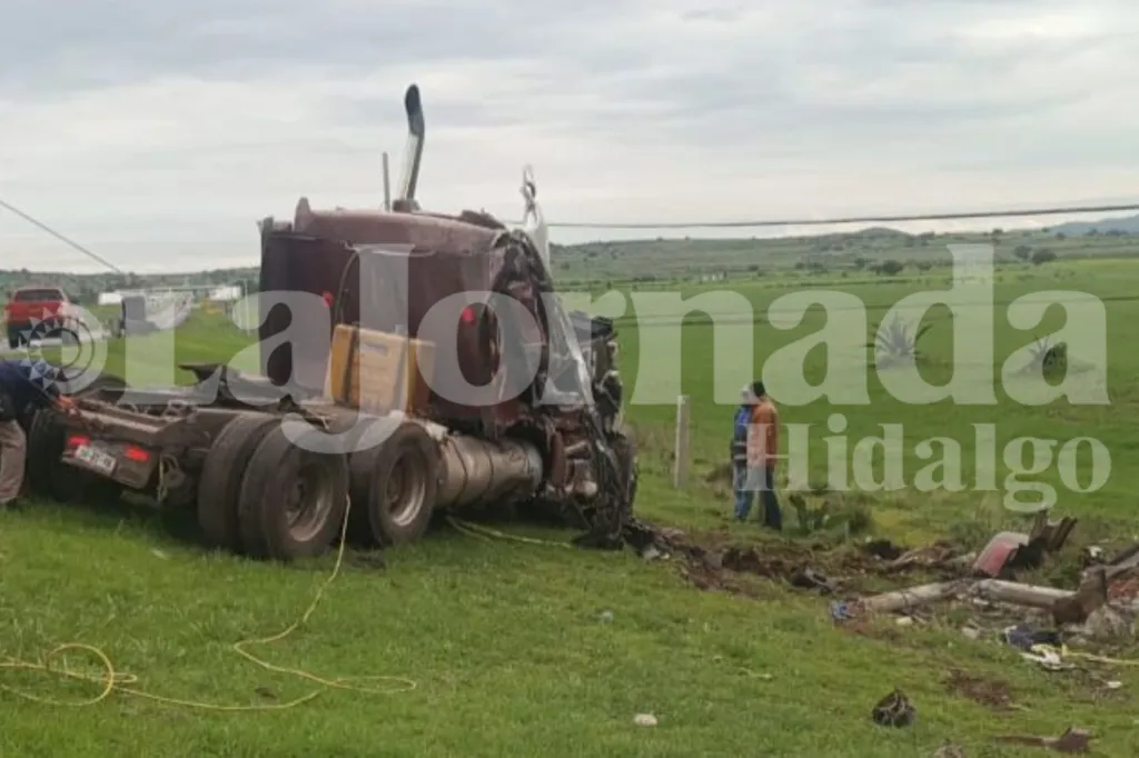 Vuelca tractocamión en Zempoala; mueren dos personas