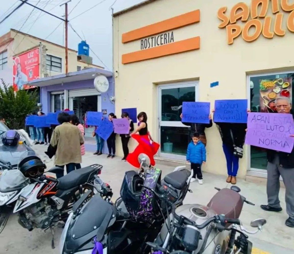 Activistas y familiares de joven asesinada protestan con bloqueo en Apan