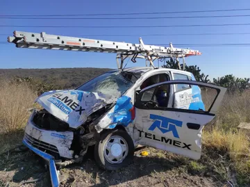 Vuelca auto de Telmex en la México-Querétaro