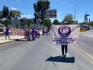 Pachuca: En Día del Padre, mujeres marchan contra deudores alimentarios
