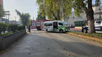 Autoridades atienden un accidente entre una combi y una camioneta de valores en Tula de Allende.