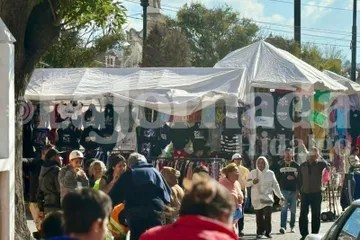 Personas comprando ropa en el Centro de Pachuca.