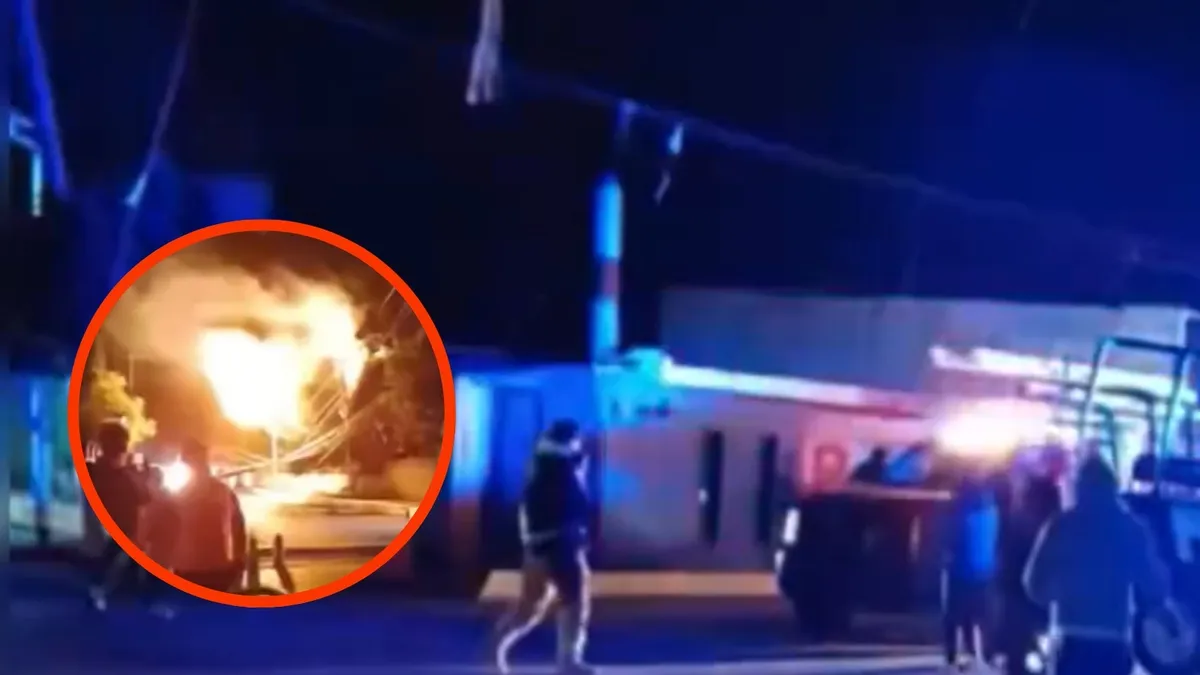 Auto choca contra poste