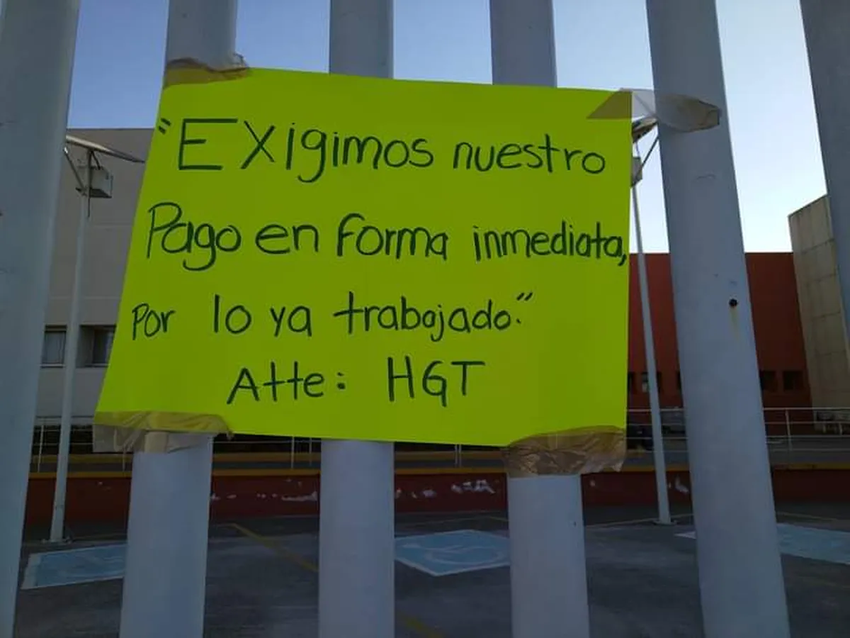 Con cartulinas tapizan el Hospital de  Tulancingo para exigir pago de salario