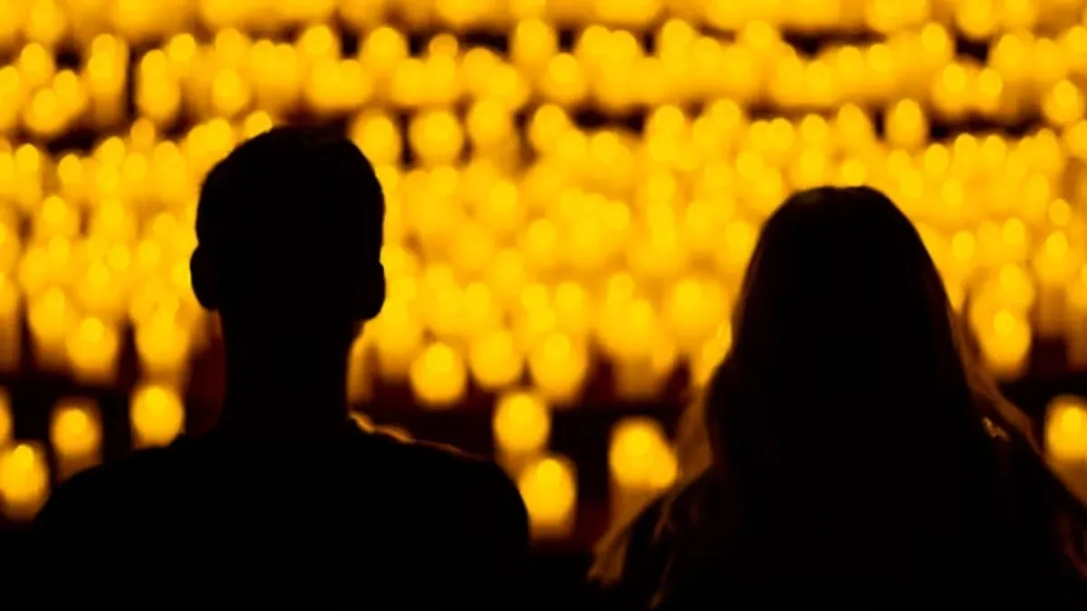 Chico y chica a la luz de las velas