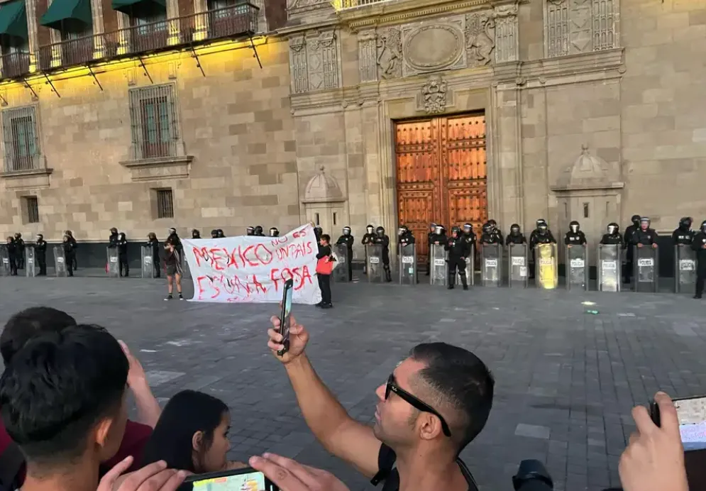 Rinden luto nacional por víctimas de Teuchitlán en el Zócalo de CDMX