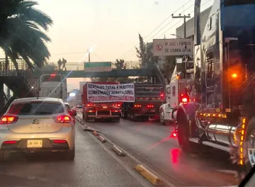 Bloqueos y protestas afectan carreteras del Valle de México.