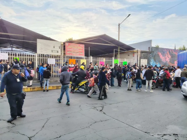 Padres cerrando la entrada de una primaria en Tulancingo.