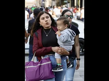 Madres destinan 28 horas semanales a cuidado del hogar; los hombres sólo 6