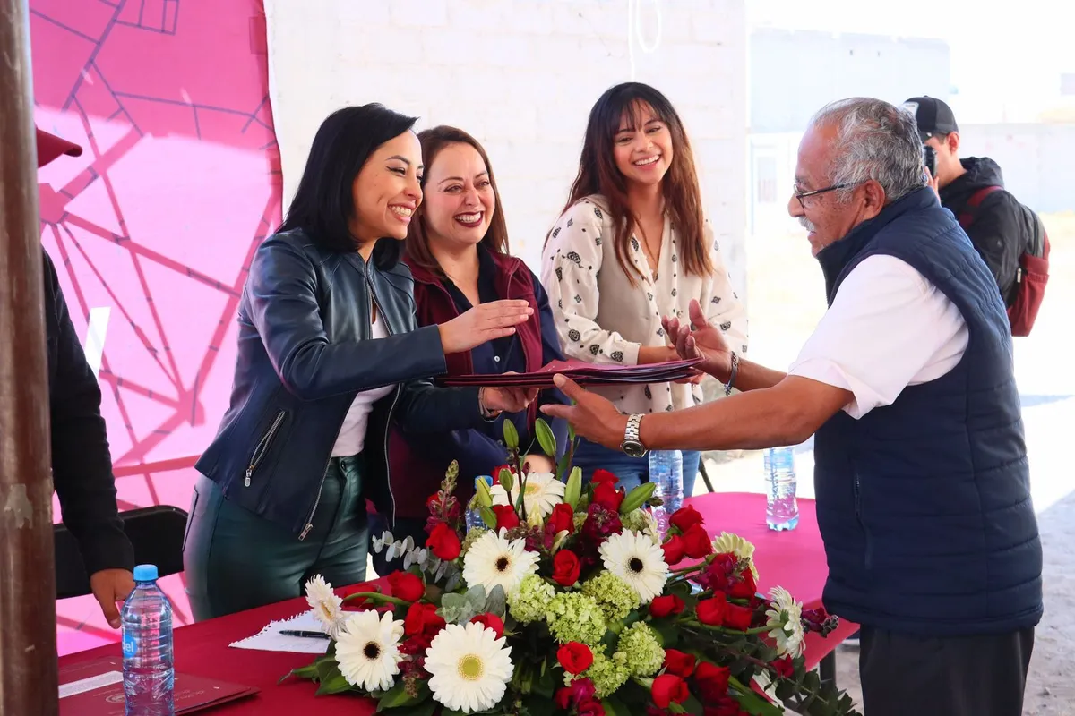 Tizayuca: alcaldesa entrega 25 escrituras a familias beneficiadas por programa habitacional