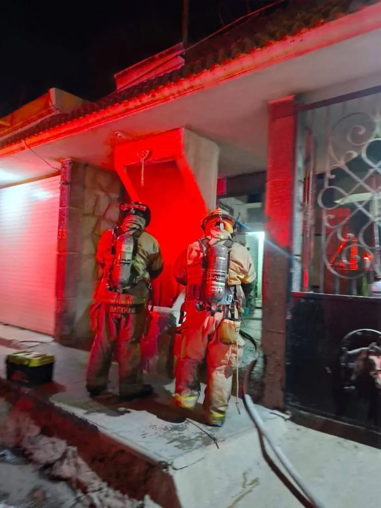 Veladora provoca incendio en vivienda de Mixquiahuala; bomberos logran controlarlo
