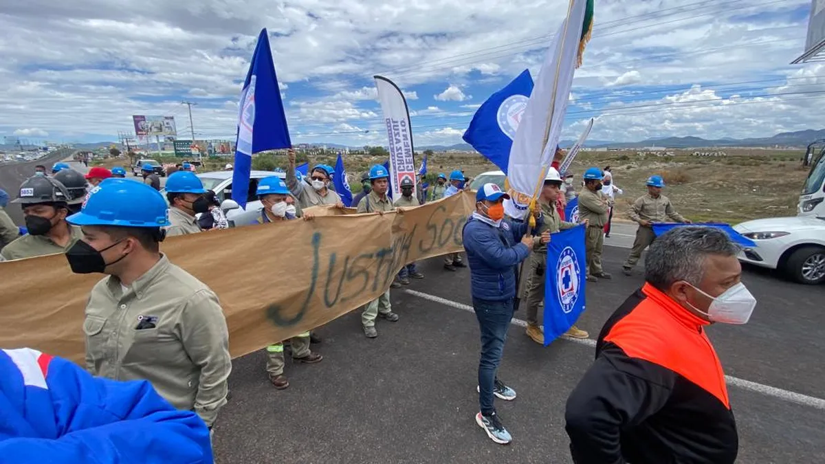 Bloqueos en Hidalgo: trabajadores de cementera Cruz Azul exigen a CFE reactive servicio de luz