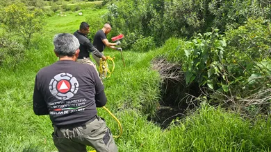 Vecinos pidieron ayuda y el rescate terminó con un final feliz. Así salvaron a un perro atrapado en Omitlán.