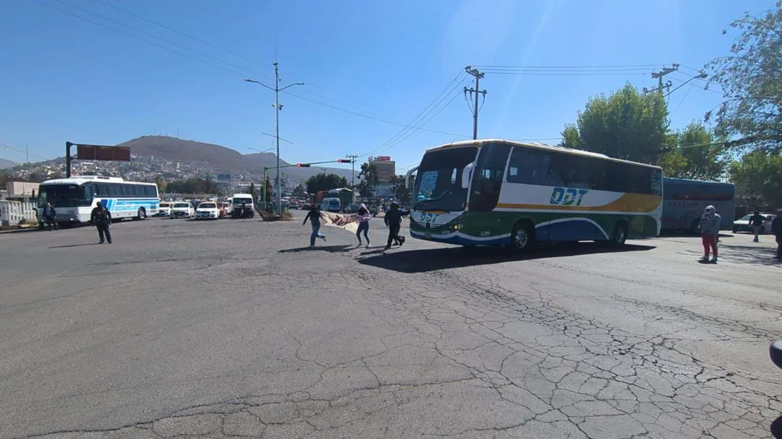Bloqueo en la central de autobuses de Pachuca: esto piden los estudiantes del Mexe