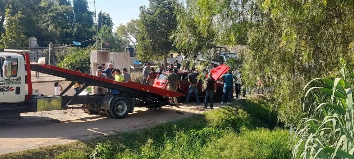 Tula: muere padre e hija al caer su auto en canal de aguas negras