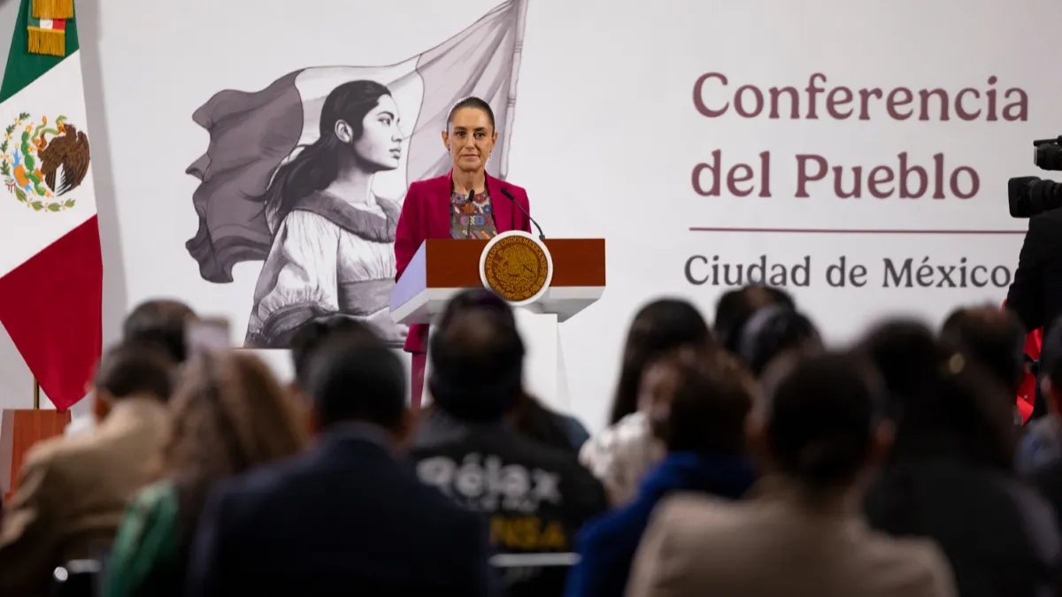 La presidenta negó presiones de EU y aseguró que continúan las investigaciones sobre contrabando de diésel y huachicol fiscal.