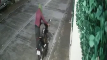 Cámaras de seguridad captan el robo de una motocicleta en Bosques de Ibiza, Tizayuca.