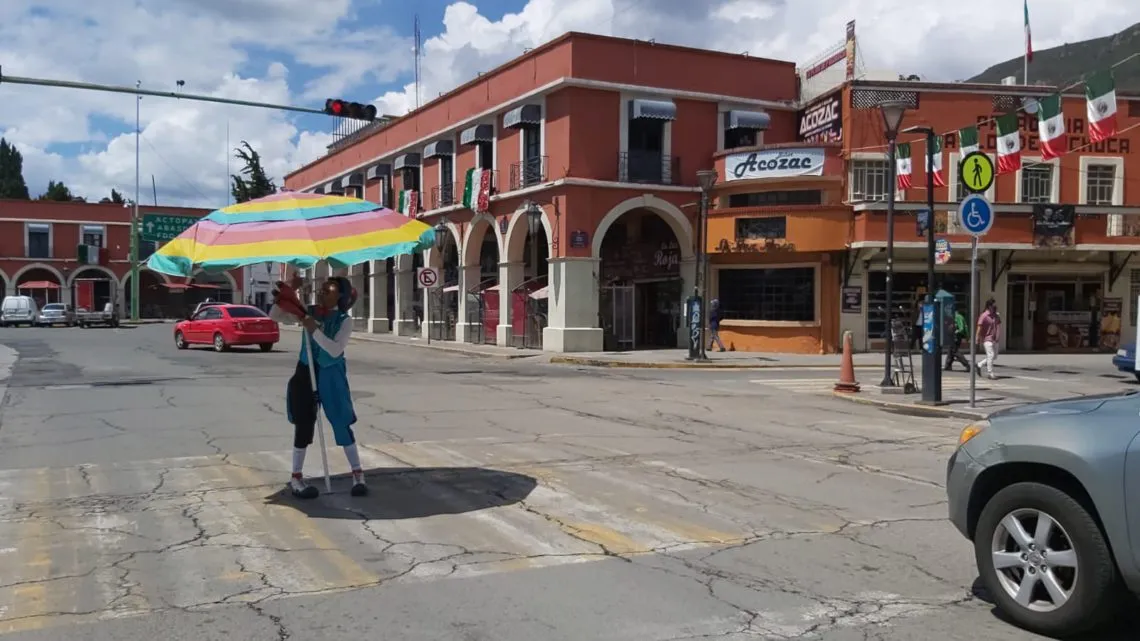 Arte clown en semáforos de Pachuca