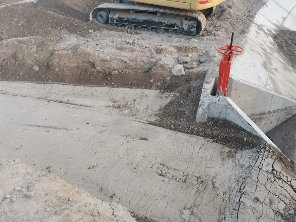 Truena concreto del canal Tlamaco-Juandhó y agricultores continúan sin riego