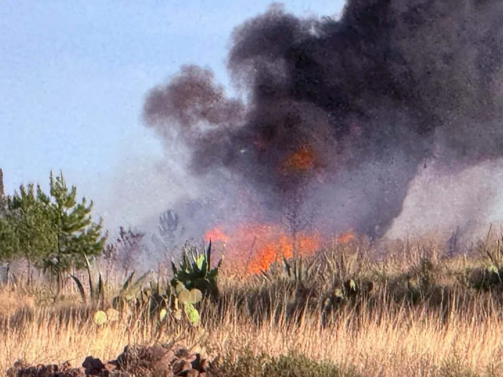 Balacera y persecución por huachicol dejan un muerto; incendian camioneta en Hidalgo