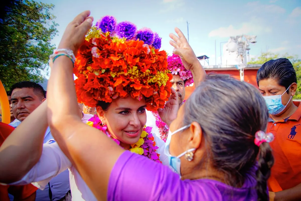 Carolina Viggiano reitera compromiso de trabajar con adultos mayores en Huautla