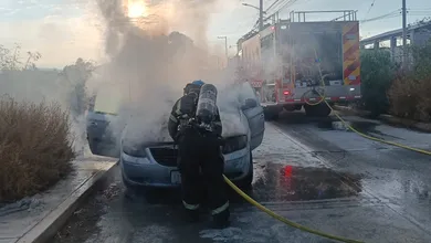 Bomberos sofocan incendio de camioneta en Hidalgo
