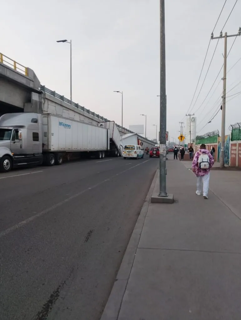 Caos vial y cierre parcial en la México-Pachuca: caja de tráiler se rompe y tira mercancía