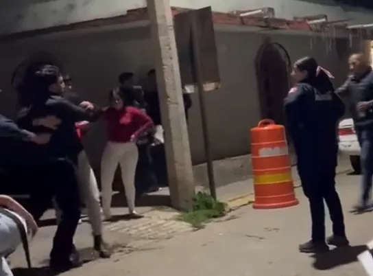 “Mañana te voy a matar: Captan a síndico borracho y amenazando a jóvenes ante policías que no hicieron nada