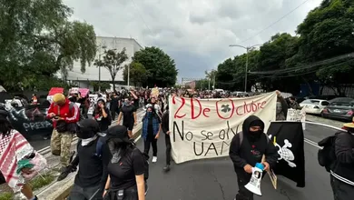 Estudiantes y organizaciones durante la concentración por el 58 aniversario del 2 de Octubre de 1968.