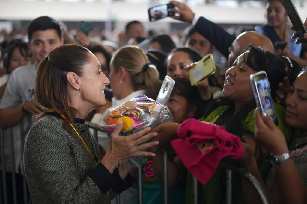 Sheinbaum visita 16 estados y reunió a 250 mil ciudadanos