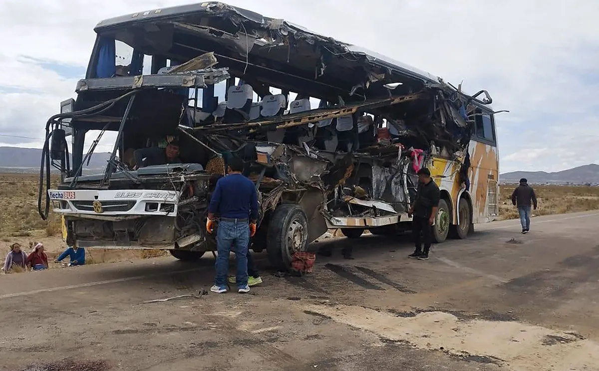 Choque entre autobuses deja saldo de al menos 37 muertos en Bolivia