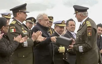 Defiende AMLO condecoración a Cienfuegos y otros dos generales