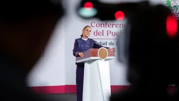 Claudia Sheinbaum aseguró que se atenderán las demandas de los trabajadores del IMSS, quienes exigen un aumento salarial del 10% y soluciones al desabasto de medicamentos.