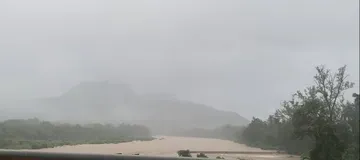Deslave bloquea carretera en Hidalgo tras intensas lluvias.