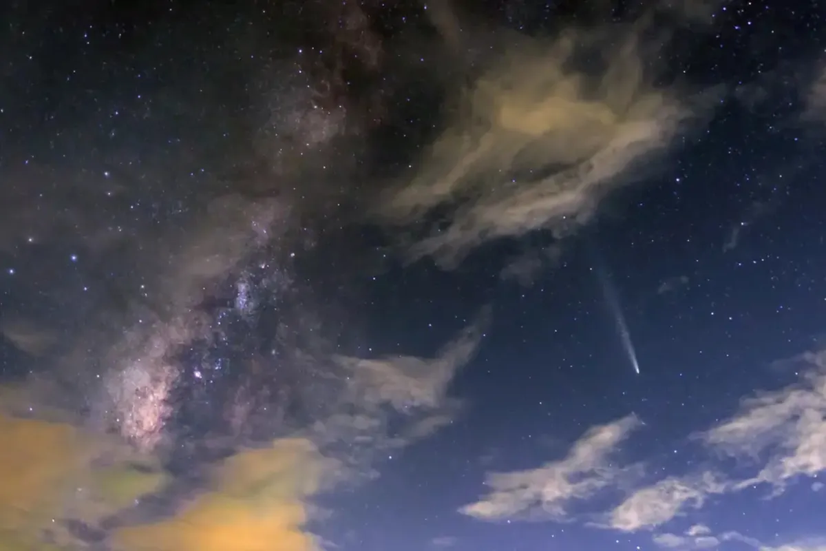 ¡Prepara tu manta y mira al cielo! La Lluvia de Meteoros Dracónidas 2025 llenará de luz las noches de octubre.
