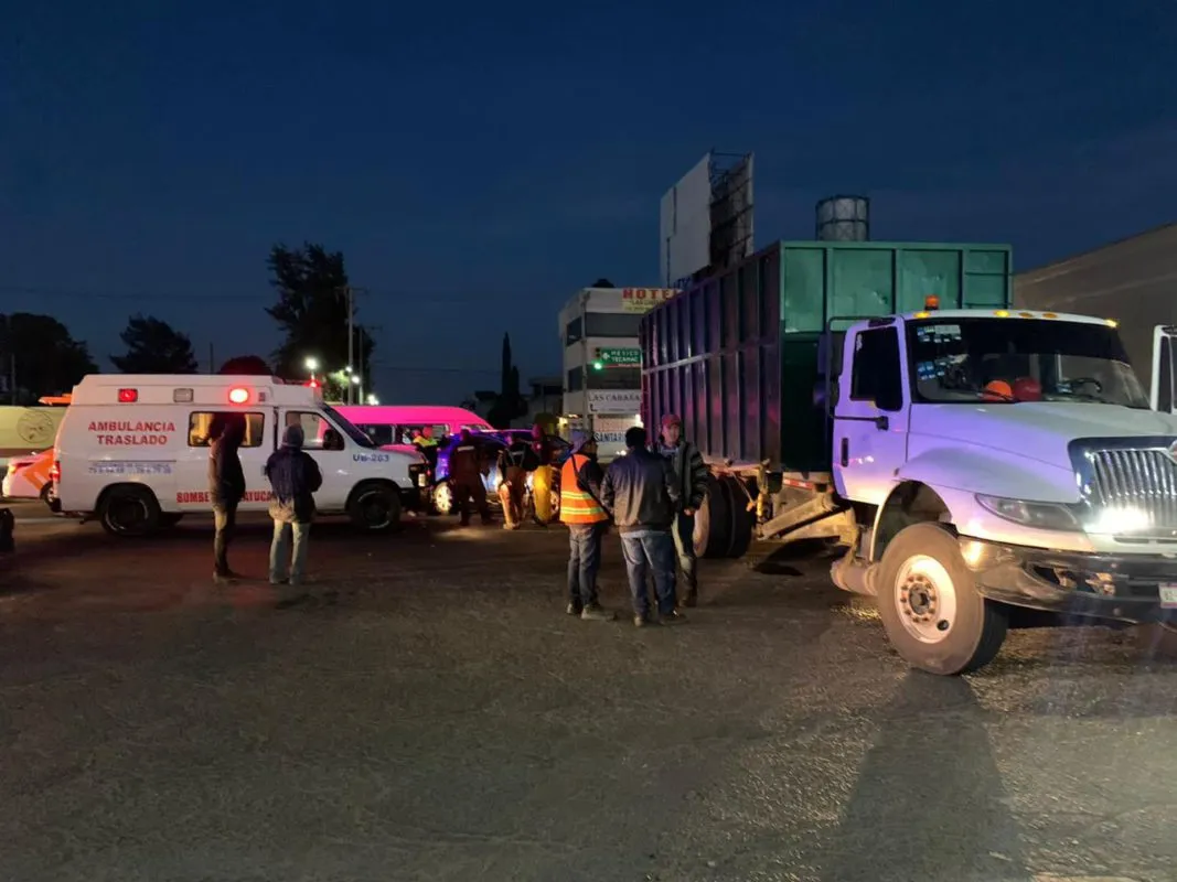 Conductor de camioneta choca contra tráiler y abandona a copiloto en Tizayuca