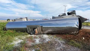 Pipa con doble remolque volcada sobre el bulevar Las Torres.