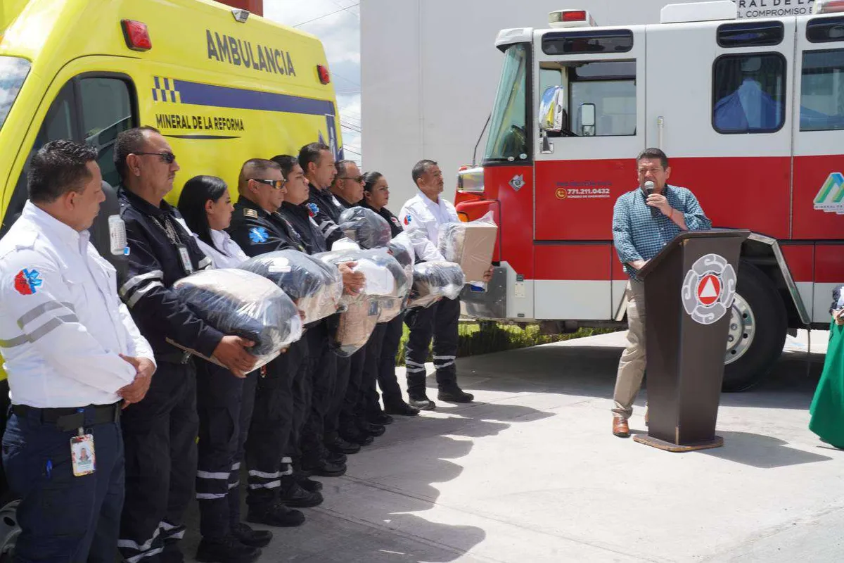 Fernando Escalante entrega equipo a Protección Civil de Mineral de la Reforma