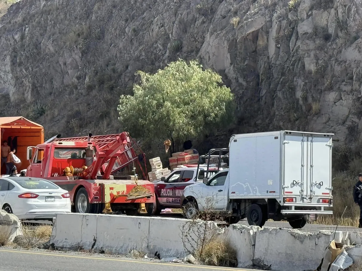 ¡Precaución! Volcadura de un torton afecta el tránsito en la carretera Pachuca-Actopan