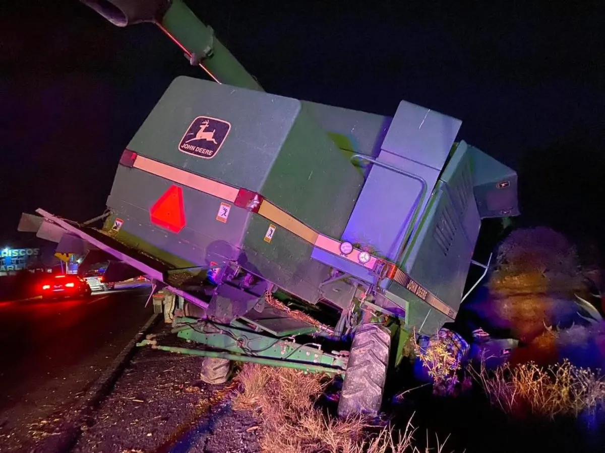 Carretera Ixmiquilpan-Actopan: choca auto contra tractor