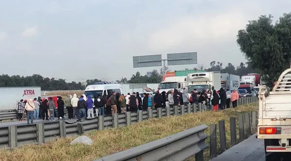 Transportistas bloquean autopistas en Hidalgo y Edomex