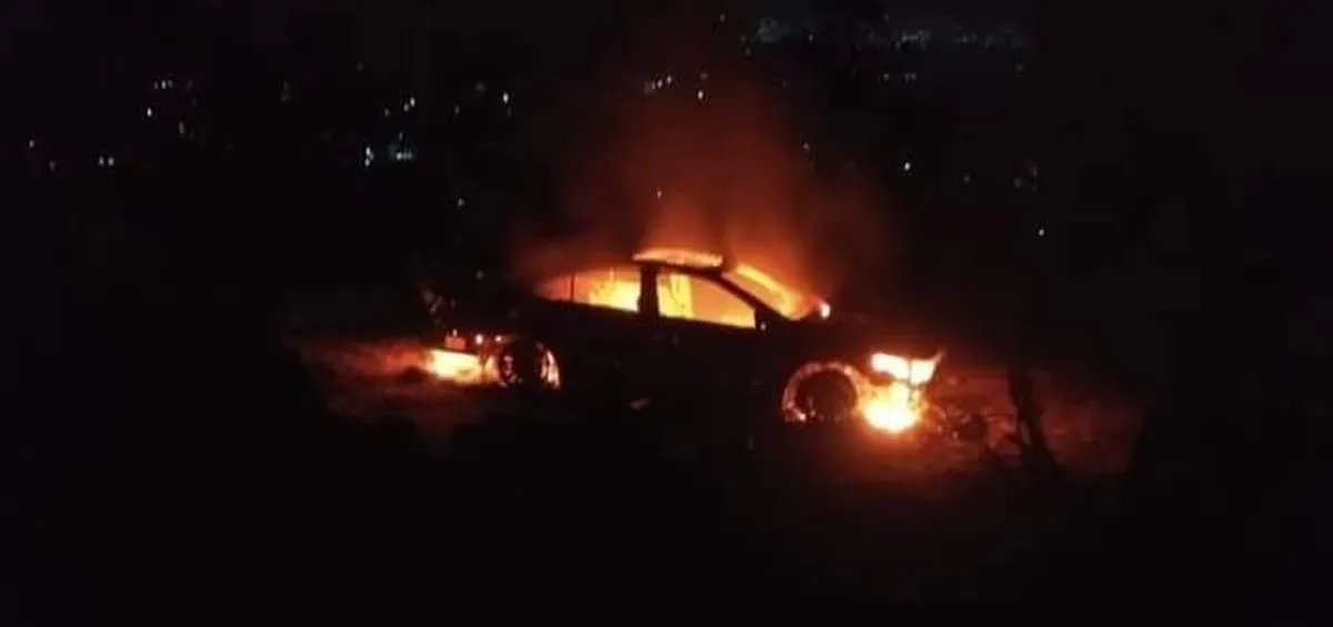 Incendio consume auto en Cuautepec; habría dos personas dentro