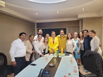 Se reúnen diputados y regidores independientes con Omar Fayad