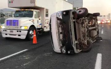 Volcadura de combi en la autopista México-Pachuca deja 8 lesionados